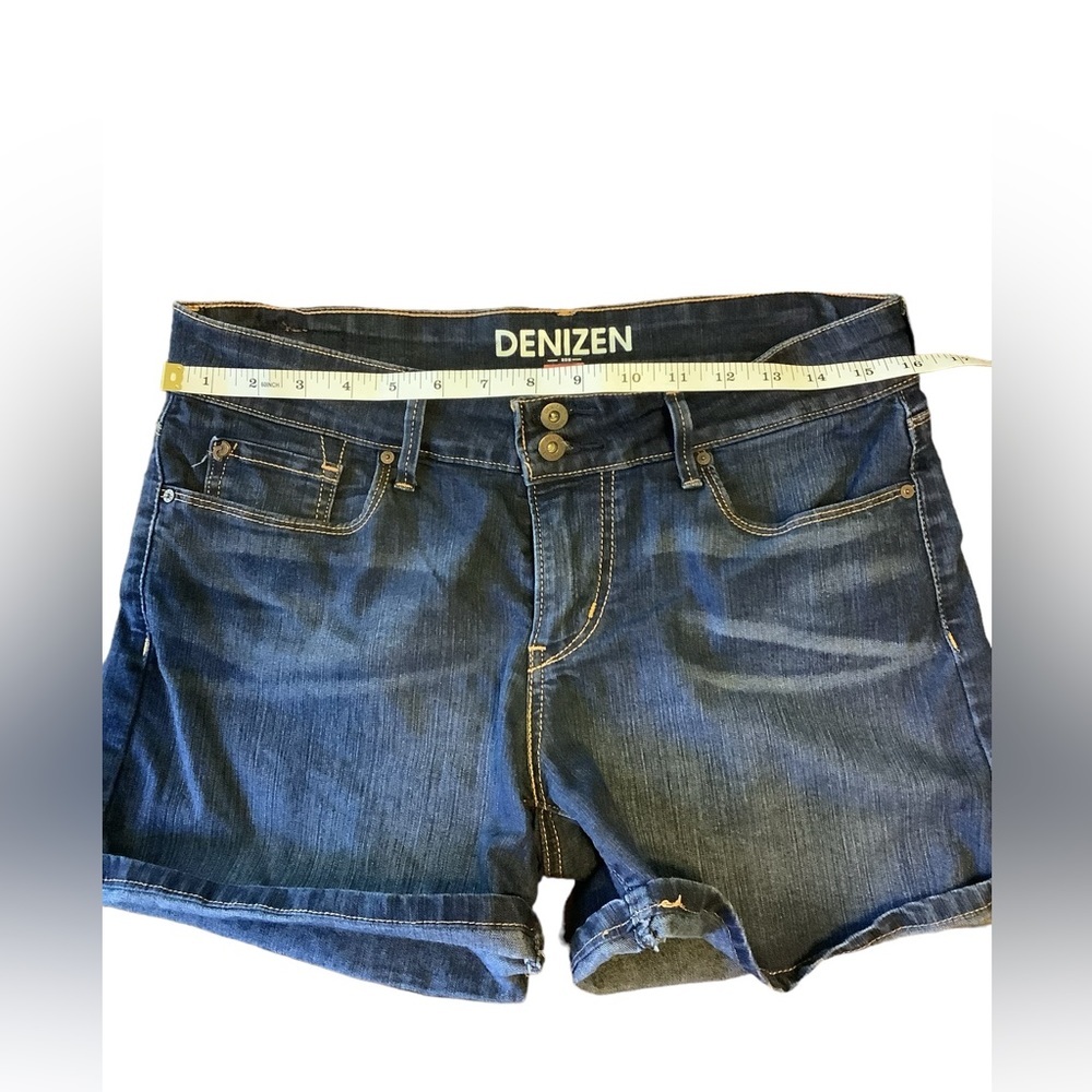 DENIZEN® from Levi's® Women's High-Rise 3" Cuffed. Like New Condition. Size 6
